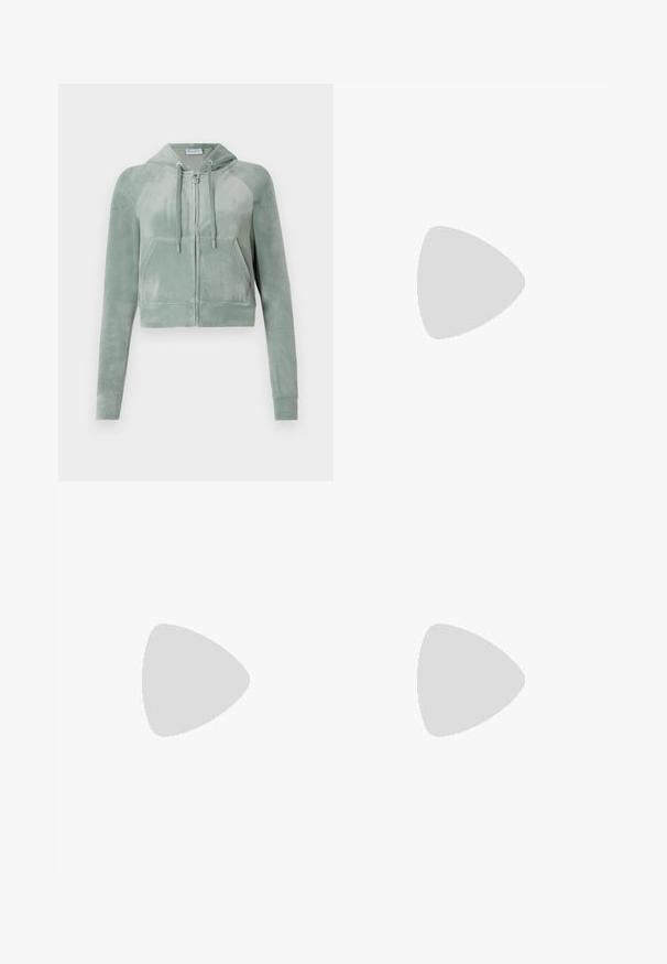 Sötétzöld, tompított velúrból készült cropped kapucnis pulcsi, elől cipzárral, állítható húzózsinórral és két elülső zsebbel rendelkezik. Sima textúrájú, logó részlettel.; Világoszöld, rövid ujjú póló, puha anyagból készült, a mellkason strasszkövekből készült "Juicy" logóval. Kerek nyakkivágás, testhez simuló fazon.; Zöldes árnyalatú velúr melegítőnadrág, elasztikus derekkal, állítható zsinórral, oldalsó zsebekkel és kontrasztos függőleges varrással rendelkezik.; Világoskék pamut póló rövid puffos ujjakkal, magas derekú farmernadrággal párosítva. A modellen egy kis rózsaszín kézitáska látható láncos pánttal.