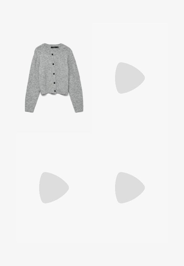 Cardigan grigio lavorato a maglia con scollatura rotonda e maniche lunghe, caratterizzato da bottoni neri sulla parte anteriore e design cropped. Texture morbida.; Top a canotta bianco a coste con scollatura rotonda e senza maniche, caratterizzato da un orlo dritto e una texture liscia e elastica.; Jeans in denim grigio con taglio dritto, dettagli sfilacciati, cinque tasche e rivetti in rame. La cintura presenta un'etichetta con il logo.; Persona con sneakers neri chunky e pantaloni cargo verdi oliva in piedi su un pavimento in cemento vicino a una parete bianca.