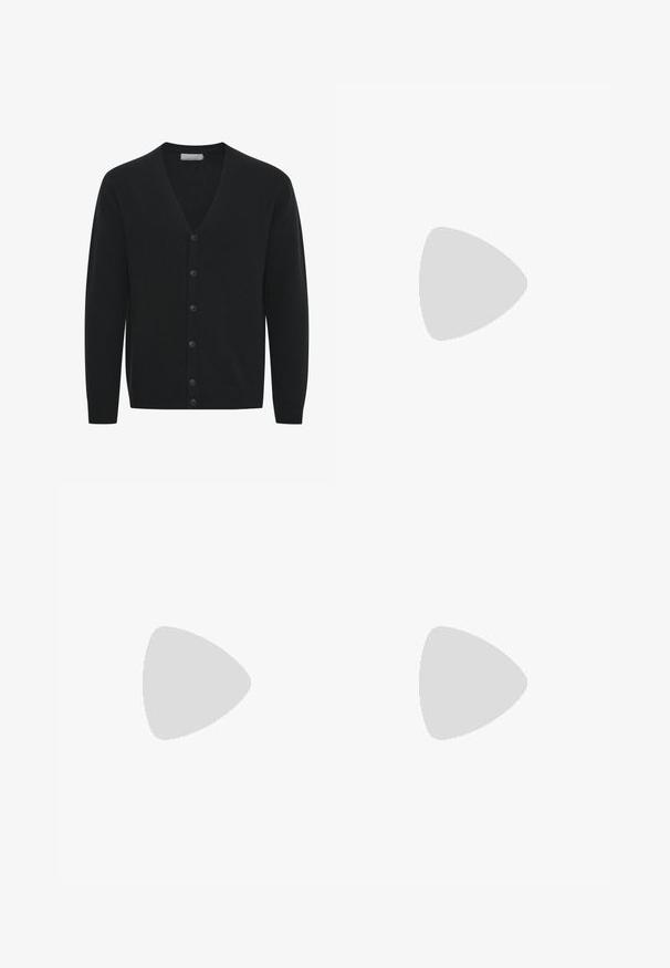 Černý cardigan vyrobený z měkkého materiálu, s výstřihem do V, dlouhými rukávy a šesti knoflíkovými zapínáními vpředu. Hladký lem a manžety.; Krátký rukáv tričko z korálové bavlny. Na levé straně hrudi je bílá grafika s textem a usmívajícím se obličejem. Kulatý výstřih.; Beige kalhoty s vysokým pasem a širokým střihem. Obsahují dva přední záhyby a hladkou texturu. Standardní délka s čistým zakončením.; Černé kožené mokasíny s hladkým povrchem, prošívanými detaily na svršku a mírně zvýšeným podpatkem.