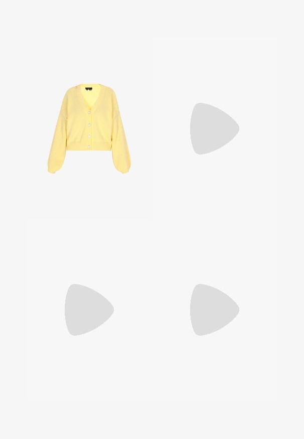 Žlutý pletený kardigan s výstřihem do V, dlouhými balónovými rukávy a perlovo podobnými ozdobami na ramenou. Zapínání na pět knoflíků vpředu.; Hnědý bavlněný top bez rukávů s kulatým výstřihem a širokými ramínky, s hladkou texturou a neformálním designem.; Hnědé kalhoty s širokým střihem vyrobené z měkké tkaniny, s širokým pasem a hladkým povrchem, bez viditelných vzorů či kovových prvků.; Hnědé semišové tenisky s bílými akcenty a tkaničkami. Gumová podrážka. Nošeny s bílými ponožkami s černými pruhy. Zelená strukturovaná podlaha.; Hnědá semišová taška přes rameno s širokým otvorem, protáhlými popruhy a stahovací šňůrkou s kovovými akcenty. Hladký povrch s minimem švů.