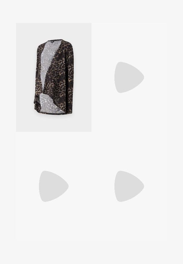Leopardmønstret cardigan i blødt stof med åben front, flydende form og kontrasterende nuancer af brun og grå.; Langermet topp i leopardmønster, med rund hals og myk stoff. Hovedfargene er svart og brunt med lyse beige detaljer.; Graviditetsbukser med en høy svart midje og et mørkt Leopard-mønstret design. Laget av myk, elastisk stoff med vid benpassform.; Hvit sneaker laget av glatt syntetisk materiale, med avrundet tå, snøredesign, flat såle og subtil perforering.