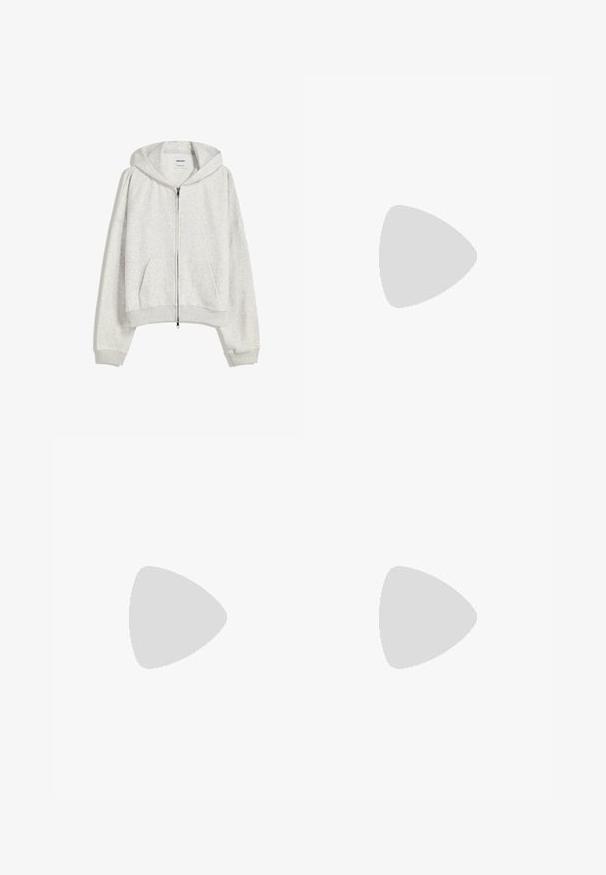 Svetlosivá skrátená mikina so zipsom vyrobená z mäkkej látky; má veľkú kapucňu a rebrované manžety a spodný lem; obsahuje bočné vrecká.; Biely bavlnený tričko s krátkymi rukávmi, na prednej strane s čiernymi čiarovými kresbami slnka, vĺn a ulitky.; Svetlo šedé tepláky s elastickým pásom, bočnými vreckami a voľným strihom. Vyrobené z mäkkej, textúrovanej látky; s jemnými švami.; Tmavohnedé semišové čižmy po kolená s voľným golierom, otvorenou špičkou a tenkým vysokým podpätkom, fotografované na bielom pozadí.; Hnedá kožená kabelka s guľatým tvarom, striebornými kovovými prvkami, dvoma bočnými popruhmi a hladkou textúrou. Obsahuje jeden horný úchop.