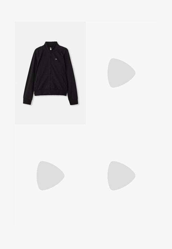 Svart hettejakke med glidelås og ståkrage, to frontlommer, ribbestrikkede mansjetter og en liten logo på venstre bryst. Laget av myk, glatt stoff.; Hvit bomull T-skjorte med rund hals, med et gullfarget strass-logo "EA7 EMPORIO ARMANI" sentrert på forsiden.; Sorte joggebukser med en elegant, myk tekstur, med elastisk liv med logo og siddekorasjon. Rett ben-design.; Lave sneakers med sort blank krokodillemønster, beige gummisåle og tåhette, sorte snørebånd og gull "Armani Exchange" merkevare på siden.