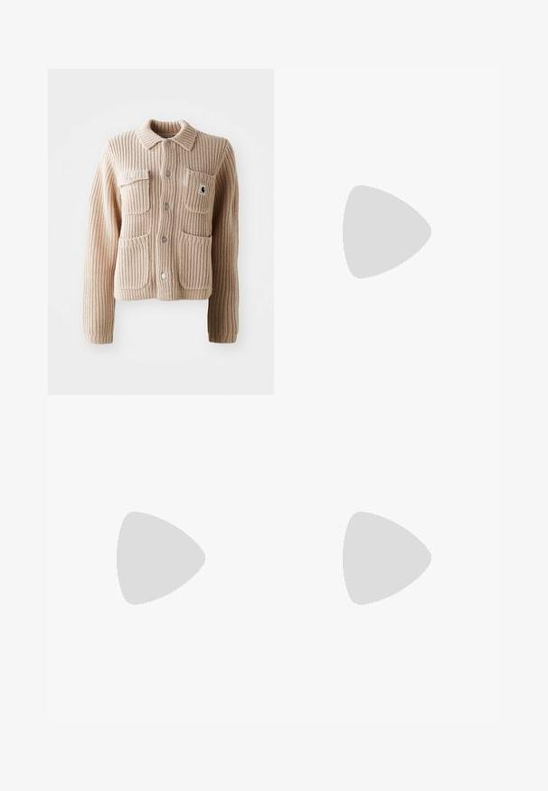 Casaco de malha bege com nervuras, gola colarinho, dois bolsos no peito e botões prateados. Apresenta um tecido texturizado e um emblema no bolso.; T-shirt de algodão na cor creme, apresentando um padrão de bloco horizontal com flores estilizadas em várias cores. Mangas curtas e decote redondo.; Calças largas em algodão bege com uma textura suave, apresentando bolsos frontais e um botão prateado na cintura.; Sapatilha de camurça bege clara com sola de borracha, três riscas diagonais e uma biqueira texturizada. Apresenta o logótipo na língua e na lateral.