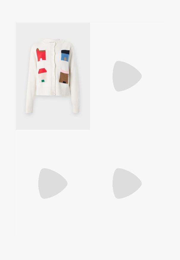 Cárdigan blanco con motivos de casas coloridos en rojo, azul, marrón y verde. Está hecho de un material suave con un dobladillo acanalado y cierre de botones.; Camisa de botones con rayas verticales, color crema, con un diseño floral en un lado. Mangas largas y cuello clásico. Textura suave.; Stine Goya FATOU STRUCTURE STRETCH - Pantalones - summer night; Sandalía de tacón bloque blanca de piel, con una correa en el tobillo que presenta una hebilla y un diseño minimalista. Punta abierta y texturas suaves en toda la superficie.
