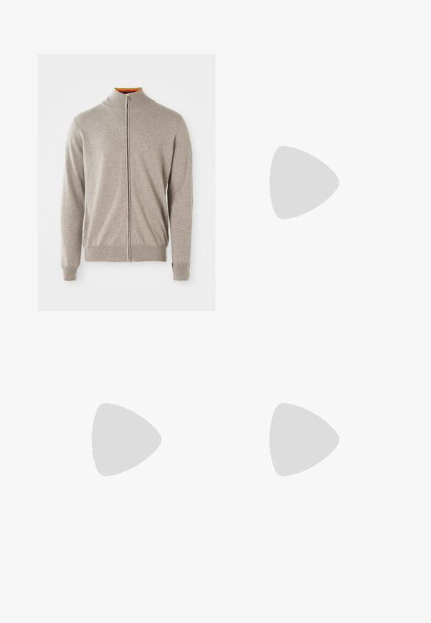Sweater de malha com fecho em cinza claro. Apresenta um colarinho alto, punhos em malha e uma bainha. O interior do colarinho exibe um destaque colorido. Textura suave.; T-shirt de manga curta em bege claro, feito de um tecido macio, com o logótipo bordado "Emporio Armani Milano" numa tonalidade ligeiramente mais escura.; Chinos de algodão azul-marinho com um corte slim, frente lisa e fecho de braguilha. Inclui bolsos laterais e um bolso traseiro com uma pequena etiqueta da marca.; Tênis de couro bege claro com atacadores planos, uma superfície texturizada e uma sola de borracha creme contrastante, combinados com calças pretas ajustadas.