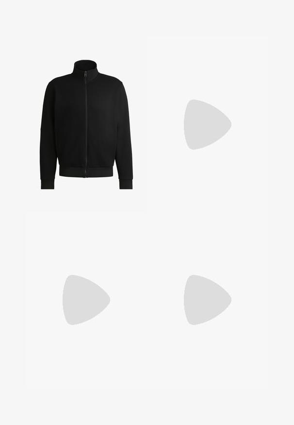 Zwarte zip-up jack met hoge kraag, gemaakt van gladde stof. Heeft ribgebreide manchetten en onderzoom, met zijzakken en minimale details.; BOSS T-shirt basic - black one; Bordeaux sportieve broek met een abstract zwart geometrisch patroon, elastische tailleband en taps toelopend design. Voorzien van ritszakken aan de zijkanten.; Zwarte sport sneaker met een mesh bovenkant met perforaties, een gestructureerde tussenzool in roomkleur en een rubberen buitenzool voor grip.