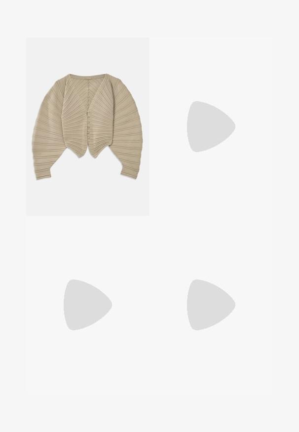 Beige Faltenstrickjacke mit tiefem V-Ausschnitt, Knopfverschluss und weiten Ärmeln, die eine gerippte Textur aufweist.; Schwarzes Oberteil mit durchsichtigen, strukturierten Ärmeln, verziert mit Pailletten und floralen Akzenten an den Bündchen. Runder Halsausschnitt, reguläre Passform und elegante Details.; Satin-midirock in hellbeige, mit passgenauer Taille, glatter Textur und ausgestelltem Saum, ohne sichtbare Verzierungen oder Taschen.; Nude Lackleder-Pumps mit spitzem Zehenbereich, einem Knöchelriemen und einem Stiletto-Absatz, die eine glatte Textur und ein minimalistisches Design aufweisen.
