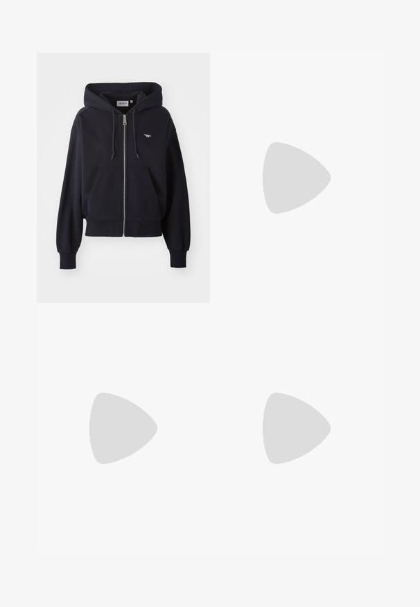 Námořnická modrá mikina na zip vyrobená z měkké tkaniny, s klokankovou kapsou, ribovanými manžetami a malým logem ve tvaru srdce na hrudi.; Úpletlý crop top s žebrovaným vzorem, který má přechodovou barvu od žluté po světle fialovou, s přiléhavým tvarem a kulatým výstřihem.; Růžové legíny s mramorovým vzorem, vybavené elastickým pasem a hladkým povrchem. Logo značky je zobrazeno bílou barvou na boku.; Bílé tenisky s růžovými akcenty a tkaničkami, zdobené třemi horizontálními růžovými pruhy a gumovou podrážkou. Nad kotníkem jsou vidět bavlněné ponožky.