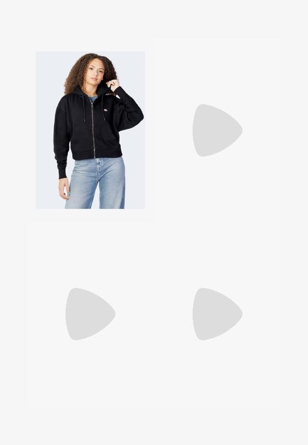 Črna skrajšana zip-up kapuca iz bombaža z sprednjim žepom, kapuco na vrvico in majhnim logotipom na prsih. V kombinaciji s svetlo modrimi kavbojkami.; Majica s kratkimi rokavi in V-izrezom v svetlo breskovem odtenku, izdelana iz mehkega bombažnega materiala. Ima sproščen kroj in subtilno šivanje ob robu.; Rjavi rjavi ravni hlače z zadrgo in zankami za pas, z zadnjimi in sprednjimi žepi ter kovinskimi zakovicami, razpolagane na beli podlagi.; Črne in vzorčaste hlače v kombinaciji z mornarsko modrimi semiš teniskami z medeni črtami in belimi podplati. Površine so prikazane kot teksturirane in ravne.