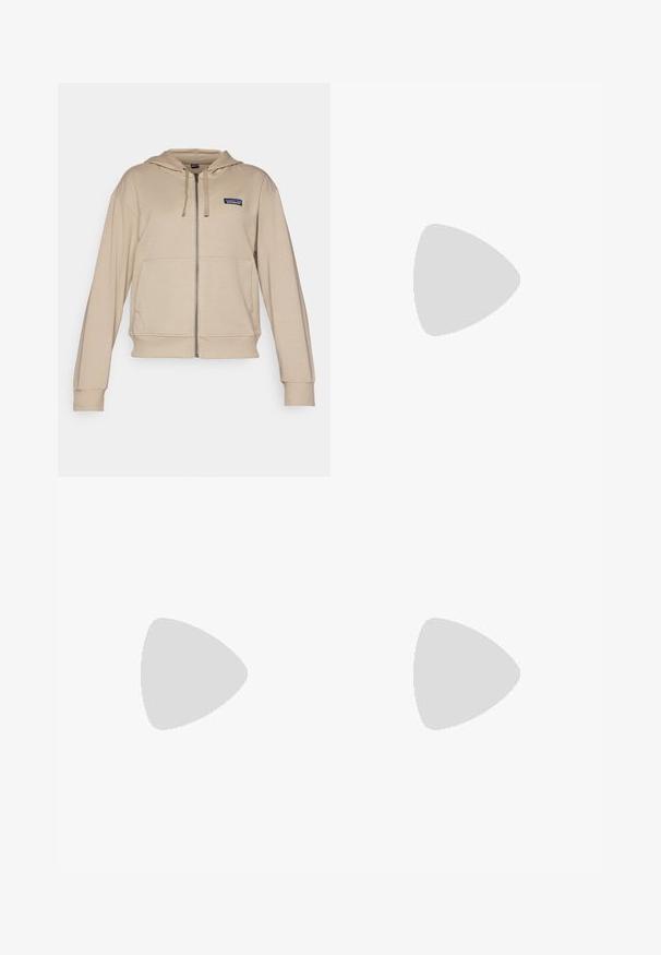 Bežinė zip-up šalikas su priekinėmis kišenėmis, reguliuojama kapuce su raišteliais ir maža emblema kairėje krūtinės pusėje. Minkšta medžiaga su nėriniuotais rankogaliais.; Balta polo marškiniai, pagaminti iš lygaus audinio, su klasikine apykakle ir trumpomis rankovėmis. Juodas logotipas kairėje krūtinės pusėje. Mygtukai priekyje.; Tamsiai mėlynos šortai, pagaminti iš glotnaus audinio, su mygtuko uždarymu, diržo kilpos ir pritaikytu siluetu su švaria apdaila.; Vyrų žygio batai šviesiai melsvos ir tamsiai mėlynos spalvų. Yra tekstūruotas viršus, formuotas gumos pirštų dangtelis ir agresyvi išorinė dalis geresniam sukibimui.