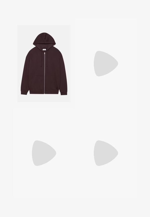 Mørkebrun zip-up hettegenser med frontlomme, snøring og en myk tekstur. Har hette og ribbestrikkede mansjetter.; Kortermet T-skjorte i sterk oransje bomull med et grafisk trykk av øyne i svart på forsiden, med en ribbet rund hals.; Brune joggebukser med snor i midjen, elastiske mansjetter og glatt bomullsmateriale. Har en avslappet passform og minimalistisk design.; Brune lærbådsko med teksturert overdel, svart snøring og gull øyelets. Har en slitesterk, profilerte gummisåle.