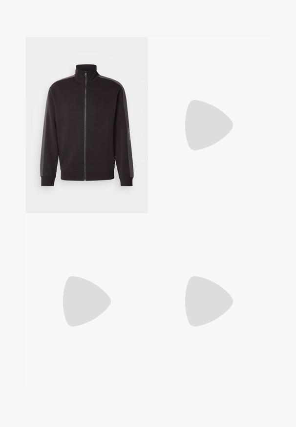 Svart zip-up hettegenser med høy krage, laget av mykt stoff. Har kontrasterende grå striper langs skuldrene og ribbestrikkede mansjetter.; Lys brun bomull t-skjorte med rund hals, korte ermer og en liten svart brodert logo på venstre bryst. Myk tekstur.; Svart bukser med avslappet passform, laget av lett stoff. Har elastisk midjebånd, knapplukking og to frontlommer.; Lave herresko i sort læder og ruskind med maroon hælflap og hvid gummisål, set fra ydersiden.