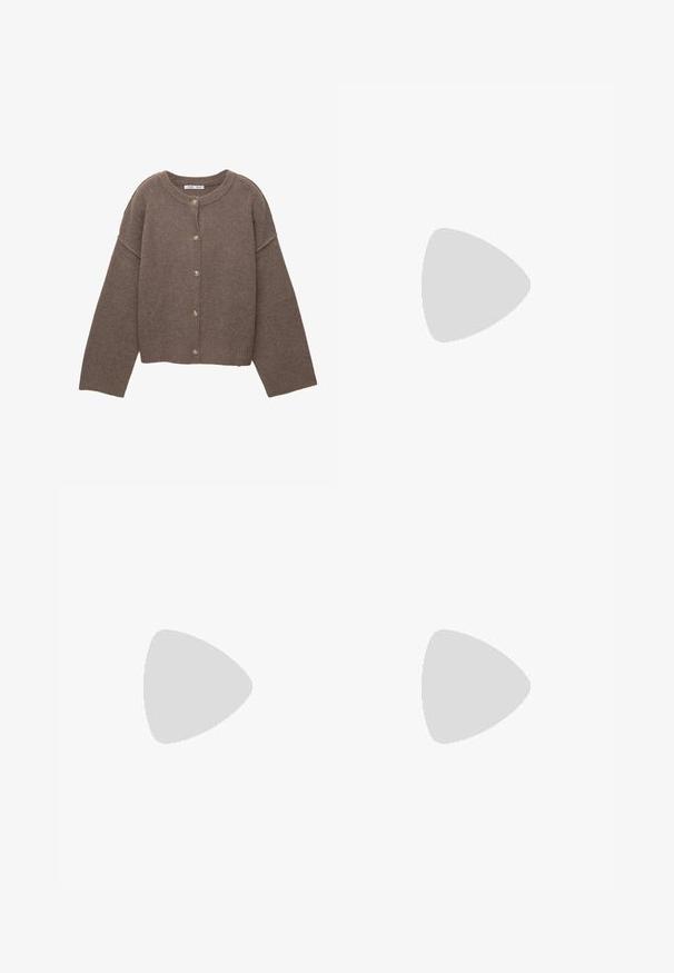 Brązowy dziergany kardigan z okrągłym dekoltem, długimi rękawami typu dolman i pięcioma guzikami z przodu. Prążkowany dół i mankiety. Miękka tekstura.; Biała, prążkowana koszulka na ramiączkach z okrągłym dekoltem i bez rękawów, z prostym dołem i gładką, elastyczną teksturą.; Szare dżinsy o prostym kroju nogawki, z przetarciami, pięcioma kieszeniami i miedzianymi nitami. Pasek w talii posiada metkę z logo.; Buty sportowe z białą skórzaną cholewką, szarym zamszowym noskiem i trzema czarnymi paskami. Posiadają niebieskie logo na języku oraz teksturowaną gumową podeszwę.