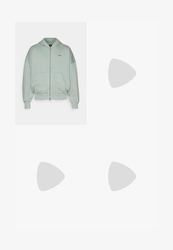 Haut de sweatshirt zippé en vert clair, en tissu mélangé coton, avec une poche avant, des poignets côtelés et un petit logo sur la poitrine gauche.; Deux T-shirts à col rond, l'un blanc avec des rayures noires sur les manches, l'autre noir avec des rayures blanches, fabriqués en coton doux.; Pantalons de survêtement en coton gris clair avec des poignets côtelés, arborant un logo "Champion" vertical en bleu marine et une texture subtile. Taille élastique pour le confort.; Baskets de sport blanches avec une tige synthétique lisse, accent logo noir et détails perforés sur le côté. Semelle en caoutchouc.
