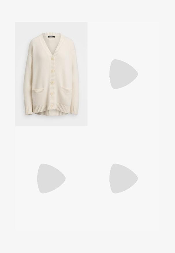Cardigã creme com decote em V, cinco botões e dois bolsos frontais. Apresenta punhos e bainha canelados, confeccionado em um tecido de malha texturizada.; Vestido preto com corpete justo e saia rodada; possui alças ajustáveis e uma textura suave. Design simples sem padrões ou detalhes.; Mules de salto alto em couro preto, com ponta aberta, design pontudo, textura suave e um salto fino tipo stiletto.; Bolsa de couro preta com uma forma curva, apresentando um fecho oval dourado proeminente, alça ajustável e design minimalista.
