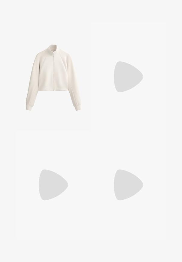 Vaalean beige lyhyt takki, jossa on korkea kaulus, etuvetoketju ja ribbikuvio. Varustettu raglan-hiemeillä ja sivutaskuilla.; Valkoinen puuvillapaita, lyhyet hihat, pyöreä kaula-aukko, rento istuvuus, sileä rakenne, ilman kuvioita tai yksityiskohtia, yksinkertainen muotoilu, monikäyttöinen tyyli.; Siniset ja valkoiset raidalliset shortsit, joissa on joustava vyötärö, etupuolella kaksi nappia ja rento istuvuus. Kankaan pinta näyttää sileältä ja siinä on kevyt rakenne.; Valkoiset urheilukengät, joissa on verkkomateriaali ja synteettisiä materiaaleja, nauhakuulakesuunnittelu, pehmustettu kaulus ja teksturoitu pohja pidon takaamiseksi. Kevyt rakenne.