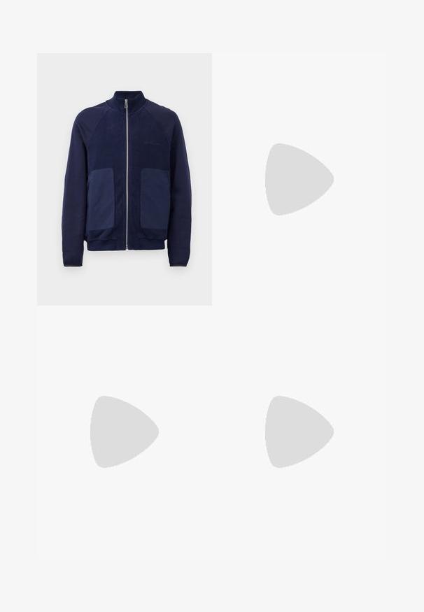 Chaqueta azul marino con cremallera que presenta una mezcla de tela suave y texturada, dos bolsillos frontales y un cuello alzado.; Camiseta de algodón negra con cuello redondo y mangas cortas. Presenta un pequeño logo azul en el lado izquierdo del pecho. Diseño simple y de corte recto.; Pantalones cortos marrones con cintura elástica y bolsillos laterales, de tejido texturizado, con un logo bordado en negro en la pierna izquierda.; Zapatilla de cuero negro con detalles en gris, suela de goma blanca, punta redonda y seis ojetes negros para los cordones. Detalle de panel lateral texturizado.