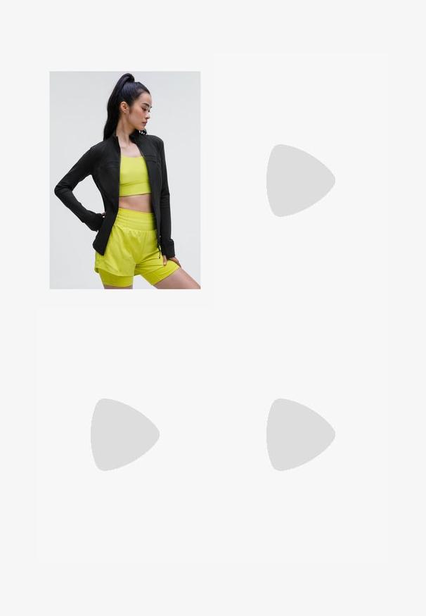 Melnā atlētiskā jaka ar rāvējslēdzēju, pieguļošā dizainā, uzvilkta virs spilgti dzeltena kroptapa un saskaņotiem šortiem, viss izgatavots no gludas, elastīgas auduma.; Melna bez piedurknēm korta blūze ar dziļu V veida kakla izgriezumu, izgatavota no gludas, elastīgas auduma. Iezīmēta ar tīru apdari un bez redzamām rakstām vai akcentiem.; Melna sporta svārku ar augstu jostasvietu, izgatavoti no elastīga materiāla. Iezīmē gludu tekstūru un izplestu apakšmalu. Valkāti ar melniem čības.; Melnbaltas Nike Dunk Low sporta apavi ar ādas augšdaļu, caurdurta pirkstu kaste un melnām šņorēm, ar baltu zoli un logo akcentiem.; Melni saulesbrilles ar gludu taisnstūra formu un zelta logo akcentu uz sāna. Tumši objektīvi un spīdīga apdare ir izceltas.