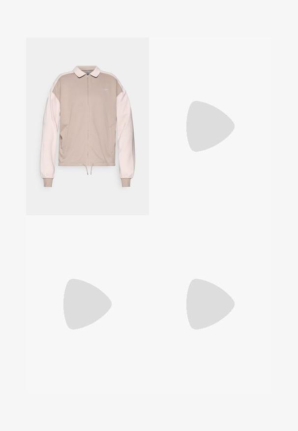 Jachetă Nike cu fermoar, de culoare bej, cu mâneci roz deschis, având guler, manșete elastice și tiv cu șnur. Logo brodat pe piept.; Tricou scurt maro, confecționat dintr-un material neted, cu decolteu rotund și mâneci scurte. Logo-ul Nike imprimat pe interiorul gulerului.; Tighturi atletice bej cu talie înaltă, având două buzunare laterale și un material neted, elastic. Detaliu subtil al logo-ului în gri.; Adidași albi cu o suprafață texturată, accente verde neon și un logo Nike proeminent. Purtați cu șosete albe până la glezne.