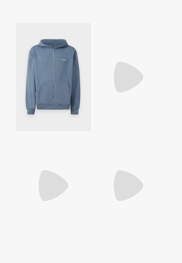 Sweatshirt azul com fecho éclair, feito de tecido macio, apresentando um fecho frontal, dois bolsos e punhos canelados. Pequeno logotipo no peito.; T-shirt de algodão cinza com mangas curtas, apresentando um pequeno logotipo em bege na área do peito esquerdo. Decote redondo, corte descontraído.; Calças de moletão azul-marinho com um design de perna larga, apresentando riscas verticais em creme nas laterais. Feitas de um tecido suave e texturado com uma cintura elástica.; Sapatilhas baixas em camurça azul-marinho com sola branca, atacadores azuis-marinho e o logótipo "Filling Pieces" em dourado na lateral.