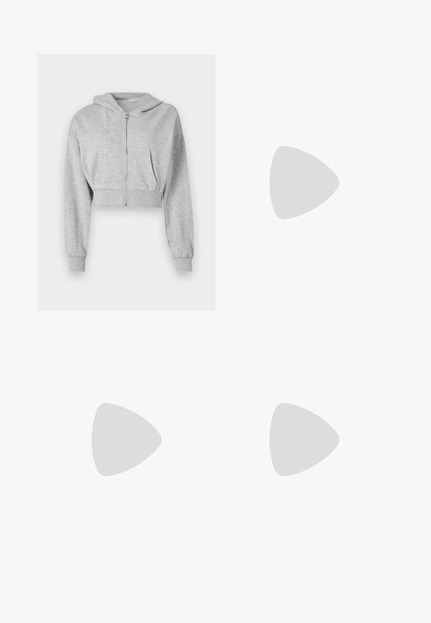 Harmaa lyhythihainen huppari, joka on valmistettu pehmeästä kankaasta. Siinä on edessä vetoketju, pitkät hihat ja kaksi etutaskua. Sujuva pinta, säädettävä huppu.; Sininen puuvillapaita lyhyillä hihoilla. Edessä on vaaleanpunainen graafinen kuva järvimaisemasta, jossa on teksti "Terveisiä LAGO DI COMO:sta" ja rakennuksia.; Noisy May NMJANNEL LOOSE - Relaxed fit -farkut - black denim; Musta nahkainen nilkkureita, joissa on pyöreä kärki, nauhakiinnitys edessä ja paksu kumipohja, jossa on teksturoitu pinta. Takana vetotappi.; Hope hopea, joissa on kierren muotoilu, kiiltävä pinta ja takana kiinnitettävä suljin. Halkaisija noin 3 cm.