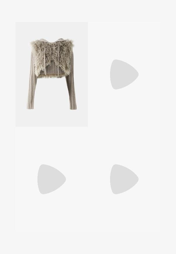 Jaded London MONGOLIAN SHRUG - Kardiganas - beige; Balta marškinėliai su mygtukais, pagaminti iš lygios medvilnės, su klasikiniais apykaklės, ilgomis rankovėmis ir lenktu kraštu. Mygtukai maži ir balti.; Juoda laisva kelnės sportui, pagamintos iš lygios medžiagos. Turi elastinį juosmenį ir šonines juosteles su logotipo akcentais.; Šviesiai rožiniai, zomšiniai kulkšnys batai su apvaliu pirštu, siūlėtomis detalėmis ir logotipu šone, turintys guminiu padu ir raišteliu.
