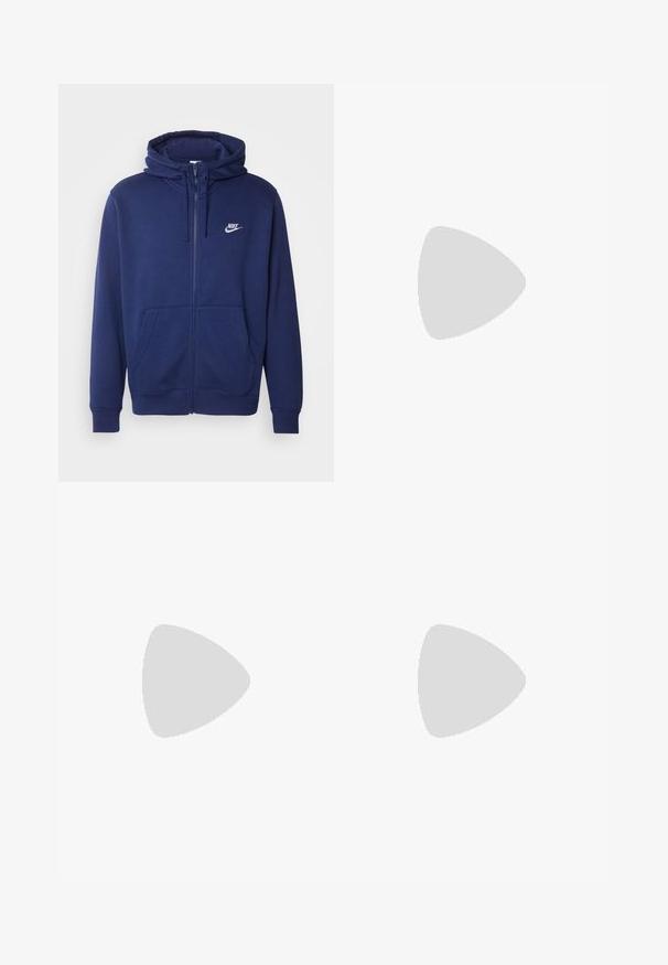 Granatowa bluza z kapturem na zamek, wykonana z miękkiego materiału polarowego, z przednią kieszenią, ściągaczami na mankietach oraz białym logo Nike na lewej piersi.; Granatowa bawełniana koszulka z okrągłym dekoltem i krótkimi rękawami. Posiada białe logo Nike na lewej piersi oraz prosty dół.; Niebieskie dresy z elastycznym pasem i ściągaczem oraz ściągaczami u dołu. Wykonane z miękkiego materiału, z małym logo na lewym nogawce.; Białe skórzane sneakersy z perforowanymi panelami, sznurowanym zapięciem i widoczną amortyzacją powietrzną. Klasyczna sylwetka w połączeniu z prążkowanymi białymi skarpetkami.