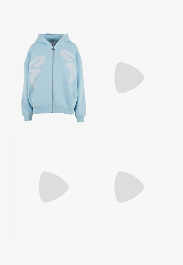 Svetlo modrá mikina na zips vyrobená z mäkkého materiálu, so skvelým veľkým bielym grafickým dizajnom na prednej strane, kengúrkovými vreckami a ribbed manžetami.; Biele tričko s krátkym rukávom, na ktorom je čierny nápis "I" a "MYSELF" s pink motýľom vyrobeným z kamienkov. Úzky strih.; Svetlomodré tepláky s uvoľneným strihom, na každom stehne majú biely abstraktný vzor a elastický pás.; Hnedé semišové členkové čižmy s hrubou platformou, bočným zipsom a vertikálnymi švami, skombinované so sukňou v krémovej farbe.
