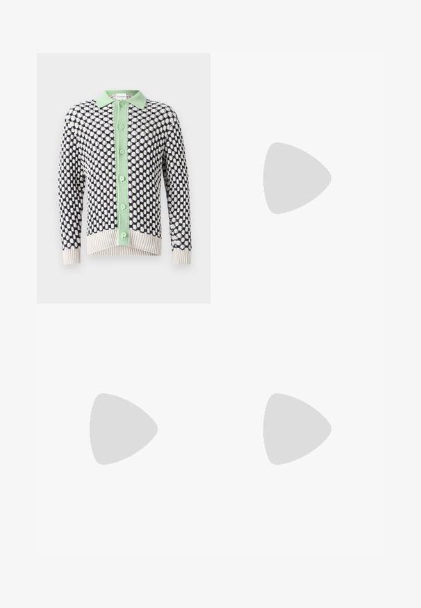Cardigan dengan pola polka dot biru laut dan putih. Memiliki plakat dan kerah berbutton hijau muda. Bagian hem dan manset bertali.; Lyhythihainen valkoinen paita, pehmeä rakenne, nappikiinnitys edessä, levitetty kaulus, yksi rintatasku, rento laatikkomainen muotoilu. Yksivärinen ilman kuvioita.; Tummat farkut, joissa on rento leikkaus, ja joissa on kontrastiväriset vaaleansiniset tikkaukset ja useita pussitaskuja jaloissa. Suorat lahkeet.; Moniväriset kudotut liukupohjakengät, joissa on vaalean kerma sävyinen pohja, korostettuna tekstuurilla ja kontrastivärisillä ompeleilla, yhdistettynä tummiin housuihin.