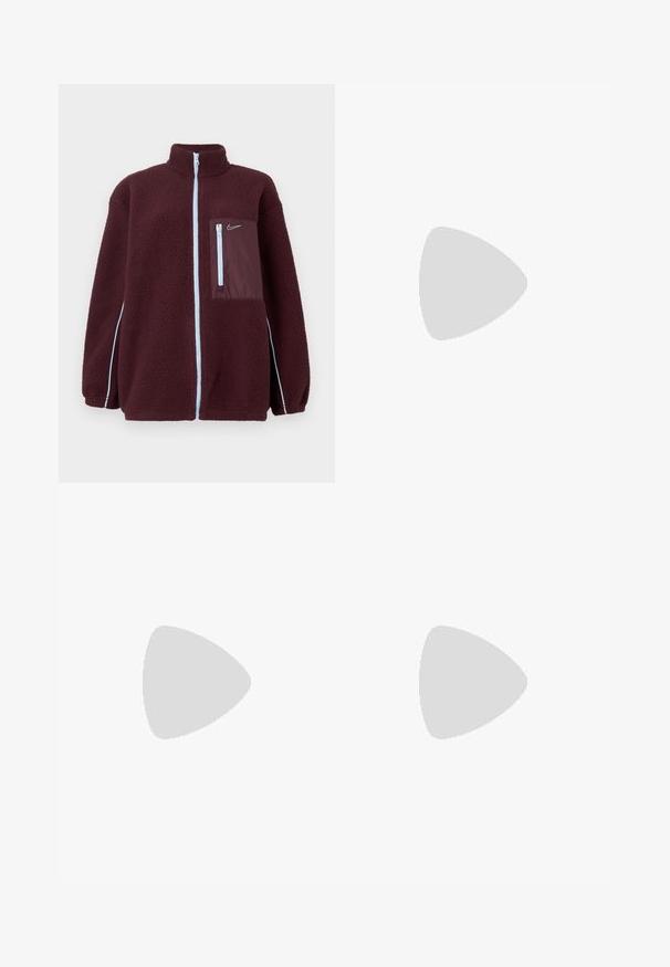 Bordo spalvos flisinė striukė su aukštu apykakle, priekiniu užtrauktuku ir krūtinės kišene iš kontrastinės medžiagos su šviesiai mėlynu užtrauktuku ir akcentais.; Baltas ilgas rankovės marškinėliai, pagaminti iš medvilnės, su apvalia kaklo linija ir maža juoda Nike logo ant krūtinės. Paprastas dizainas, laisvas įsiliejimas.; Baltos sportinės kelnės iš lengvos medžiagos, su elastinga juosmenine juosta, siaurėjančiomis apačiomis ir nedideliu juodu Nike logotipu šone.; Balti sportbačiai su persikų akcentais, lygus odinis paviršius, perforuota nosis, tekstūruotas padas ir raišteliai. Dėvimi su baltais džinsiniais kojinėmis ant mėlynos paviršiaus.