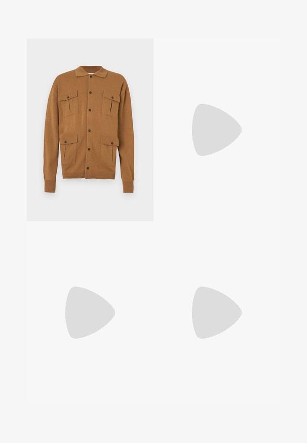 Cardigan maro cu guler, două buzunare frontale aplicate, patru închideri cu nasturi și manșete cu rigiditate. Textură moale, design lejer.; Polo de bumbac verde închis cu guler clasic, clapetă cu trei nasturi, mâneci scurte și un mic logo alb pe piept.; Pantaloni bej la comandă, confecționați dintr-un material texturat, cu un front plat, picioare drepte și un talie tradițională cu bucle pentru curea.; Pantofii negri din material textil, cu accent din piele netedă pe partea superioară, design cu vârf rotund și talpă din cauciuc de profil redus.