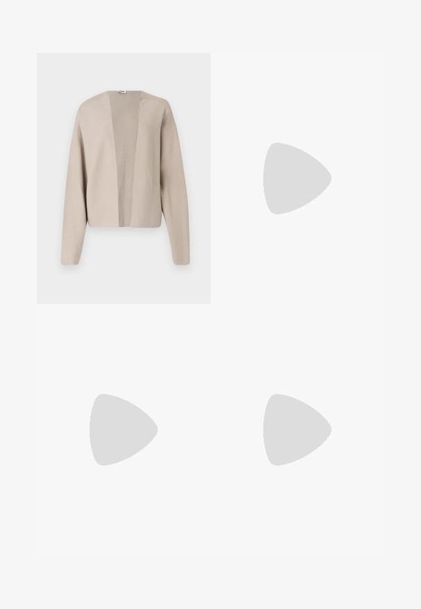 Cardigan lavorato a maglia beige, con una vestibilità rilassata. Design aperto davanti, maniche lunghe e tessuto morbido. Nessun sistema di chiusura o dettagli aggiuntivi visibili.; T-shirt bianco a coste con scollo rotondo e maniche a tre quarti. Realizzato in materiale morbido con una texture liscia. Etichetta visibile all'apertura del colletto.; Leggings neri realizzati in materiale elastico, con vita alta, tasche con zip e accenti gialli, e una texture liscia.; Calvin Klein HEEL MULE - Ciabattine con tacco - turtle dove