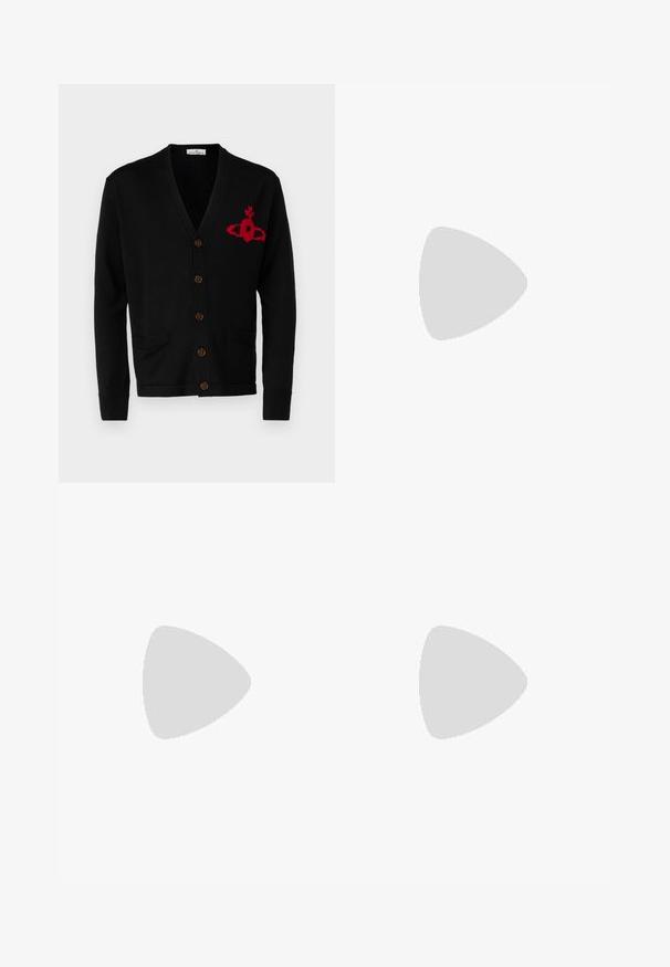 Vivienne Westwood ALEX CARDIGAN UNISEX - Kardigan - black; Bílá bavlněná trička s krátkým rukávem, kulatým výstřihem a malým šedým logem na levé části hrudi. Hladká textura.; Světle modré denimové cargo šortky s volnějším střihem, které mají dvě přední kapsy a boční kapsu, zesílené švy a zapínání na knoflík.; Černé pletené nazouvací boty s hladkým koženým akcentem na svršku, kulatou špičkou a nízkoprofilovou gumovou podrážkou.