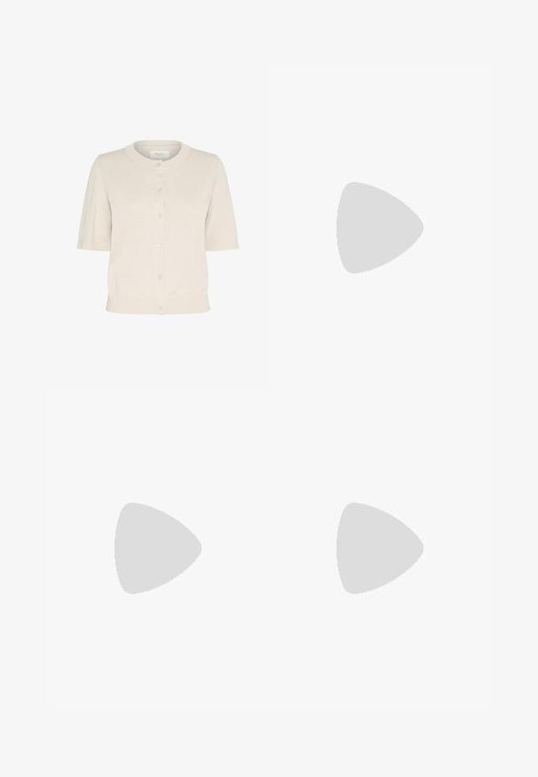 Kurzarm-Cardigan aus leichtem Beigestrick mit rundem Ausschnitt, vorderem Knopfverschluss und geripptem Saum sowie Ärmelbündchen.; Weißes T-Shirt mit kurzen Ärmeln aus Baumwolle. Hat einen Rundhalsausschnitt und eine lockere Passform. Glatte Textur ohne sichtbare Muster oder Akzente.; Helle Stoffhose mit weitem Bein und glatter Textur, ausgestattet mit einem einzelnen Knopf vorne, dezenten Falten und einem Hochbund-Design.; Braune Lederstiefel bis zum Knie mit glatter Oberfläche, kontrastierendem Stoffeinsatz, Schnalle am Knöchel und niedrigem Blockabsatz.