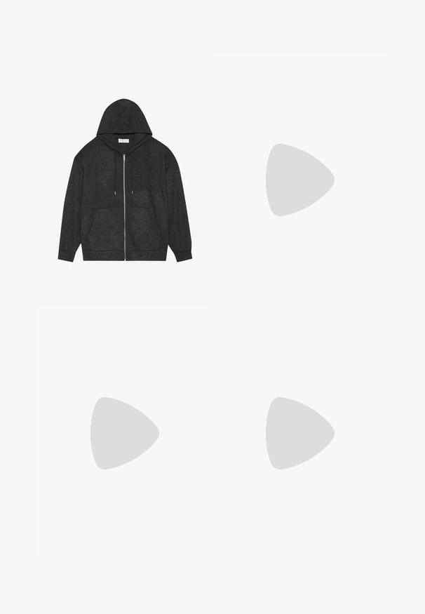 Graphitgrauer Zip-Hoodie mit Kordelzugkapuze, gerippter Struktur und vorderen Taschen. Mit langen Ärmeln und lockerer Passform.; Schwarzes Baumwoll-T-Shirt mit einem kleinen, gelben Schmetterlings-Motiv im Flammenmuster auf der Brust. Rundhalsausschnitt, kurze Ärmel.; Schwarze Sportshorts mit elastischem Bund, aus weichem Material, mit einem kleinen weißen Puma-Logo auf der unteren rechten Seite.; Schwarze Sport-Sneaker mit glänzenden und Netztexturen, ausgestattet mit einer dicken Sohle und Schnürsenkeln, kombiniert mit lässigen, olivgrünen Cargo-Hosen.