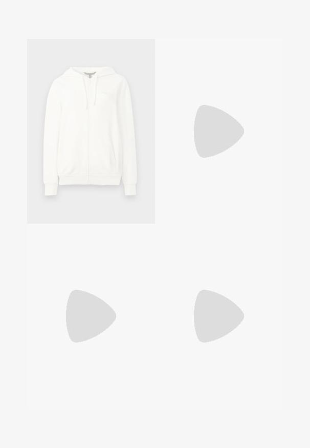 Sudadera blanca con cremallera, confeccionada en tejido suave, que cuenta con capucha, dos bolsillos frontales, puños de canalé y un pequeño logo en el lado izquierdo del pecho.; Camiseta de algodón blanca con mangas cortas, escote redondo, corte relajado y dobladillo cosido. Etiqueta visible en el interior del cuello.; Vaqueros de mezclilla blanca con corte recto, diseño de cinco bolsillos y costuras visibles. Presenta un cierre de botón y cremallera, con etiqueta de marca.; Sandal de tacón bajo negro con pelaje esponjoso que cubre la plantilla, la correa del tacón y la zona de los dedos, con una correa frontal de cuero suave.