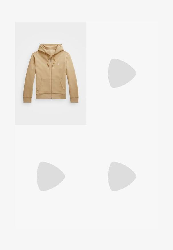 Beige Zip-Hoodie mit einer mehrlagigen Kapuze und Kordeln, Fronttaschen, gerippten Bündchen und einem kleinen weißen Logo auf der Brust. Glatte Textur.; Polo Ralph Lauren CUSTOM SLIM POLO BEAR MESH POLO SHIRT - Poloshirt - faded blue bear; Schwarze Shorts mit großen silbernen Kettenmustern, einem elastischen Bund und lockerer Passform, aus einem glatten Stoff gefertigt.; Versace weiße Sneaker mit einem lila Rückenteil, ausgestattet mit einem goldenen Logo und einem dekorativen griechischen Schlüssel-Muster auf der Sohle. Glattes Material, runde Zehenpartie.