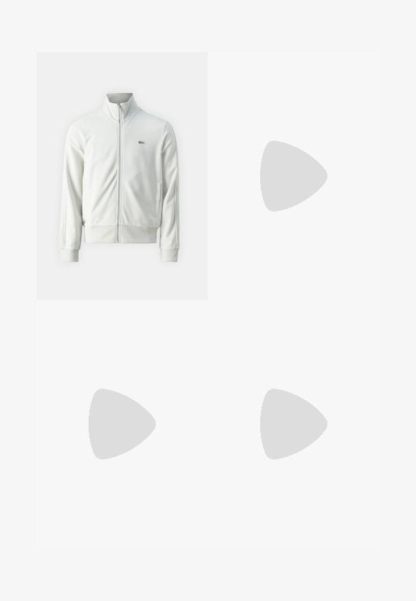 Lacoste Camisola com fecho - stone; T-shirt branco de algodão de mangas curtas com colarinho canelado, apresentando riscas verdes e pretas; pequeno logotipo verde bordado no lado esquerdo do peito.; Jeans de cor azul clara feitos de denim, com um corte reto, design de cinco bolsos e uma abertura com botão visível com costura em contraste.; Tênis brancos com uma textura suave, apresentando um detalhe verde no calcanhar e um pequeno logotipo de crocodilo bordado na lateral.