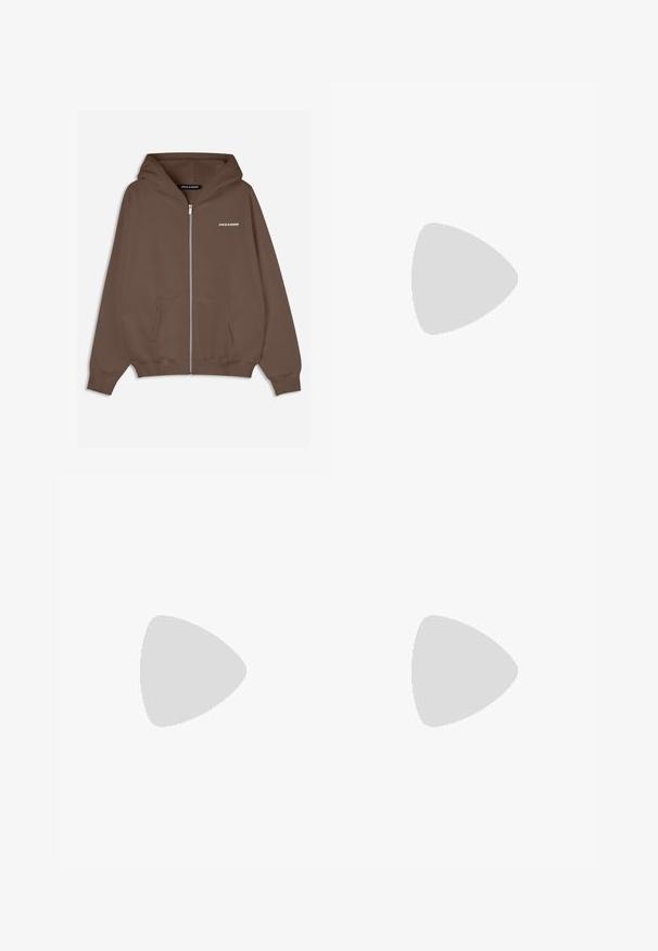 Haut à capuche zippé marron avec cordon de serrage, poches avant, poignets côtelés et un petit logo blanc "PEGADOR" sur la poitrine. Texture lisse.; T-shirt blanc en coton avec une coupe décontractée, des manches courtes et un petit logo de marque imprimé sur le haut à gauche de la poitrine. Tissu doux, col rond.; Pantalons larges noirs en tissu lisse, dotés d'une fermeture à bouton et de plis pour une structure supplémentaire. Design simple et minimaliste.; Baskets noires en matériau synthétique, avec une tige texturée, un embout renforcé et un système de laçage pour un maintien sécurisé.