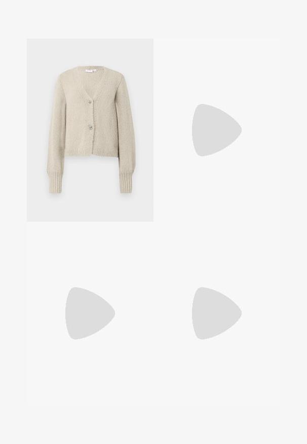 Beige strikket cardigan med lange ærmer, V-hals, ribbede manchetter og kant, samt to dekorative sølvfarvede bueformede knapper.; Sort bomulds T-shirt med korte ærmer, rund hals, trykte grafikker inklusive tekst og månemotiver på fronten og ærmerne.; Sorte bukser med lige pasform, der har frontlommer og slidser i kanten. Lavet af blødt, glat stof. Velegnet til forskellige anledninger.; Brune læderknæhøje støvler med en rund metalhardwaredetalje og spænde. Let struktureret overdel, stablet hæl og rund tå-design.; Beige håndtaske lavet af blødt materiale med et slouchy design, stikninger og to skulderremme. Velegnet til daglig brug.