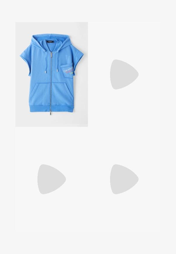 Blaues Zip-Hoodie-Weste aus weichem Stoff, mit einer Vordertasche, kurzen Ärmeln und gesticktem Text auf der Brust.; Weißes ärmelloses Baumwoll-T-Shirt mit bunten Grafiken und Aufnähern, darunter Palme, Blumen und abstrakte Designs in Blau, Grün und Rot.; Beige Cargo-Hose aus Baumwolle, mit weitem Bein, zwei großen Seitentaschen und einem Knopfverschluss an der Taille.; Weiße Ledersneaker mit beigen Schnürsenkeln, off-white Gummisohle und dezenten Perforationen. Mit goldener Schrift "1964" und Branding an der Ferse.