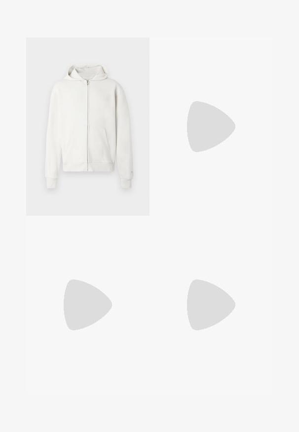 Bela zip-up kapuca, izdelana iz mehke tkanine, z vrvico za zategovanje na kapuci, sprednjimi žepi ter rebrastimi manšetami in robom za dodaten detajl.; Bordo športna majica iz tkanine, ki odvaja vlago, s kratkimi rokavi, okroglim ovratnikom in zlatimi logotipnimi poudarki na ramah.; Kremne hlače za šport z črnimi Kappa logotipi po obeh nogah in elastičnim pasom s vrvico.; Bele športne slovenske čevlje z mrežasto zgornjim delom, črnimi detajli in prelivom od oranžne do rožnate barve na podplatu. Imajo zapiranje na vezalke in zaobljen konec.