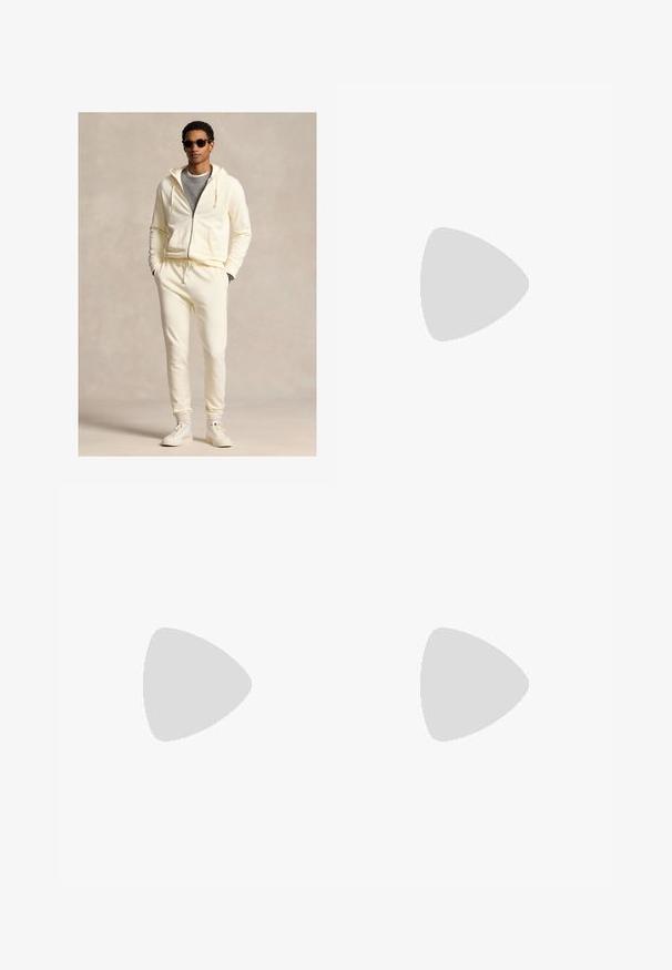 Kremfarget hettejakke med glidelås og snor, sammen med matchende joggebukser. Brukt over en grå skjorte, fullført med hvite joggesko og solbriller.; Mørkeblå langermet polo-shirt med krage, to hvite knapper og lite hvitt brodert hest og rytter-logo på venstre bryst.; Off-white kosebukser med elastisk midje og snor, rette ben og sidelommer mot en ensfarget bakgrunn.; Hvit trening sneaker med grå semsket skinn-accents, mesh-overdel, blå hælflik og svart gummi såle. Har snøring og logo.