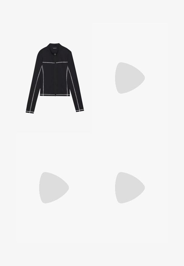 Even&Odd Sweatjacke - black; Zwei kurzärmelige T-Shirts übereinander gestapelt; eines ist schwarz, das andere ist weiß. Beide haben einen runden Ausschnitt und eine weiche, schlichte Textur.; Schwarze Leggings mit einem subtilen geometrischen Muster, hoher Taille und einer glatten, dehnbaren Textur für Komfort und Bewegung.; Weiße Ledersneaker mit schwarzen Streifen, cremefarbener Sohle und hellen Schnürsenkeln. Getragen mit weißen gerippten Socken, positioniert vor einem blauen Hintergrund.