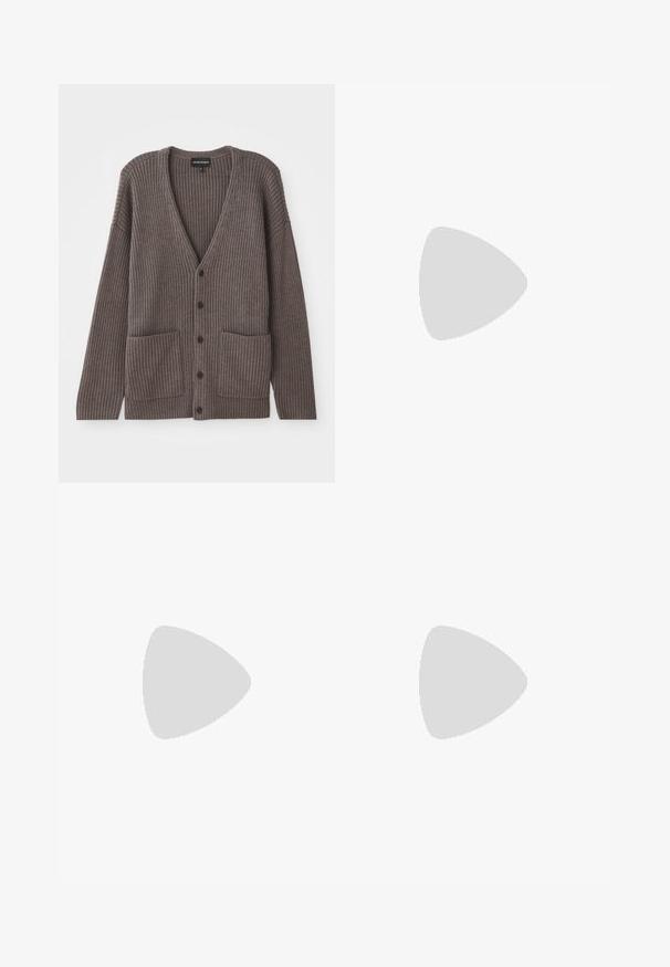 Cardigan a coste grigio scuro con scollatura a V, maniche lunghe e due tasche frontali. Chiuso con cinque bottoni scuri. Finitura morbida.; T-shirt bianco in cotone, collo a giro, maniche corte, texture liscia, senza motivi o dettagli, design semplice, vestibilità standard.; Chinos khaki con vestibilità dritta, realizzati in tessuto di cotone, dotati di chiusura frontale con bottone e passanti per cintura. Texture liscia, senza motivo.; Scarpa da uomo in pelle nera con punta arrotondata, finitura liscia, design con allacciatura e tacco impilato. Stile minimalista senza loghi visibili.