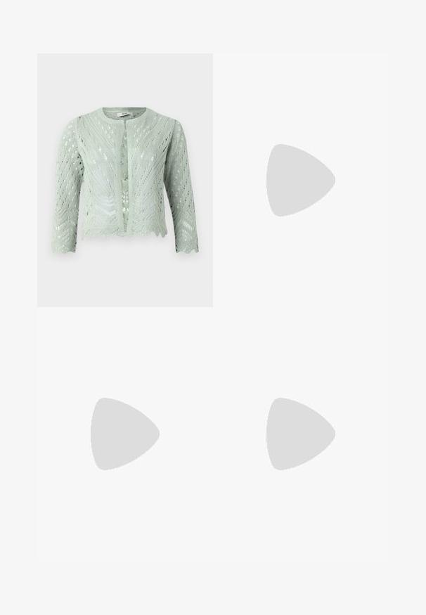 Ljust grön stickad cardigan med hålmönster, trekvartslånga ärmar och scallop-hamn. Designad med rund halsringning och utan knäppningar.; Burgundy sidentopp med tunna band, med v-ringning och en lätt asymmetrisk nederkant, slät textur och figurnära siluett.; Svarta skräddarsydda byxor med rak ben-design, tillverkade av ett mjukt tyg. Har platt front, bältesöglor och inga fickor.; Svarta läderskor med blockklack och öppen tå, som har en slät yta och något böjd ovandel för komfort och stil.