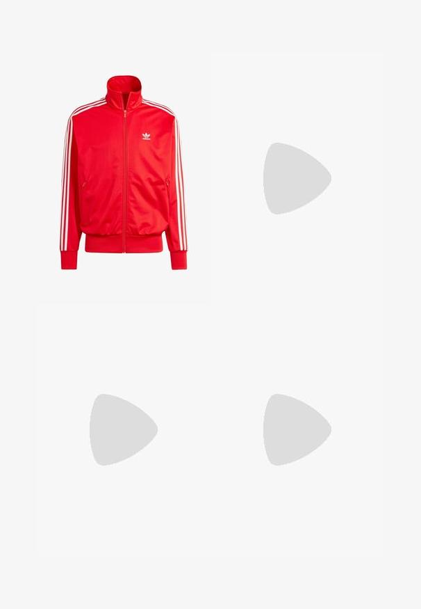 Chaqueta roja de Adidas con cremallera y alto cuello, rayas blancas en los hombros, dos bolsillos laterales y un pequeño logo blanco en el lado izquierdo del pecho. Textura suave.; Camiseta de algodón blanca con un logo negro de The North Face en el lado superior izquierdo del pecho. Diseño de manga corta y cuello redondo.; Pantalones cortos negros de tela suave, con cierre de botón, dos bolsillos frontales y un corte relajado a la altura de la rodilla.; Zapatillas de deporte negras de caña alta con suela y cordones blancos, combinadas con unos vaqueros de denim azul holgados, apoyadas en una barandilla gris.