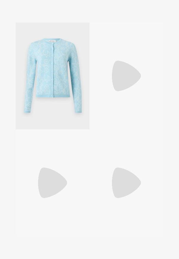 Vaaleansininen neulecardigan, jossa on valkoinen kukkakuvio, pitkät hihat, pyöreä pääntie, nappivetoketju edessä sekä ribatut helma ja hihansuut.; Valkoinen lyhythihainen t-paita, joka on valmistettu kevyestä puuvillasta. Siinä on pyöreä pääntie ja käännetyt hihat. Kauluksessa on punainen logo-tunnus.; Vaaleansiniset leveälahkeiset farkut, jotka on valmistettu denimistä, ja joissa on korkea vyötärö, taskut ja hapsutetut helmukset. Kankaan voimakkaasti haalistuneessa pesussa on hienovarainen tekstuuri.; Mustat nahkakengät, joissa on pyöreä kärki, sileä pinta, hillitty ommelyksitys ja matala, tukeva korko. Tasapohjainen muotoilu mukavuutta varten.