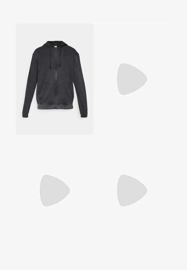 Zwarte zip-up hoodie met een capuchon, twee voorkantzakken, sluitingen met trekkoord en een subtiele logo op de borst; gemaakt van zachte stof met een gestructureerde afwerking.; Witte crewneck t-shirt van katoen, met korte mouwen en een klein logo geborduurd op de linkerborst. Zachte textuur.; Grijze sportieve joggings met een zacht materiaal, voorzien van een elastische tailleband met trekkoord, ritszakken aan de zijkant en aansluitende boorden.; Witte sportschoenen met een glad bovenwerk van synthetisch materiaal, zwarte logoaccenten en geperforeerde details aan de zijkant. Rubberen zool.
